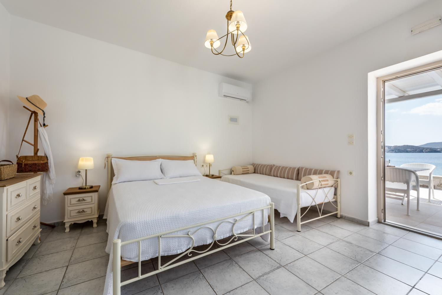Anemi Suites Adamantas Værelse billede